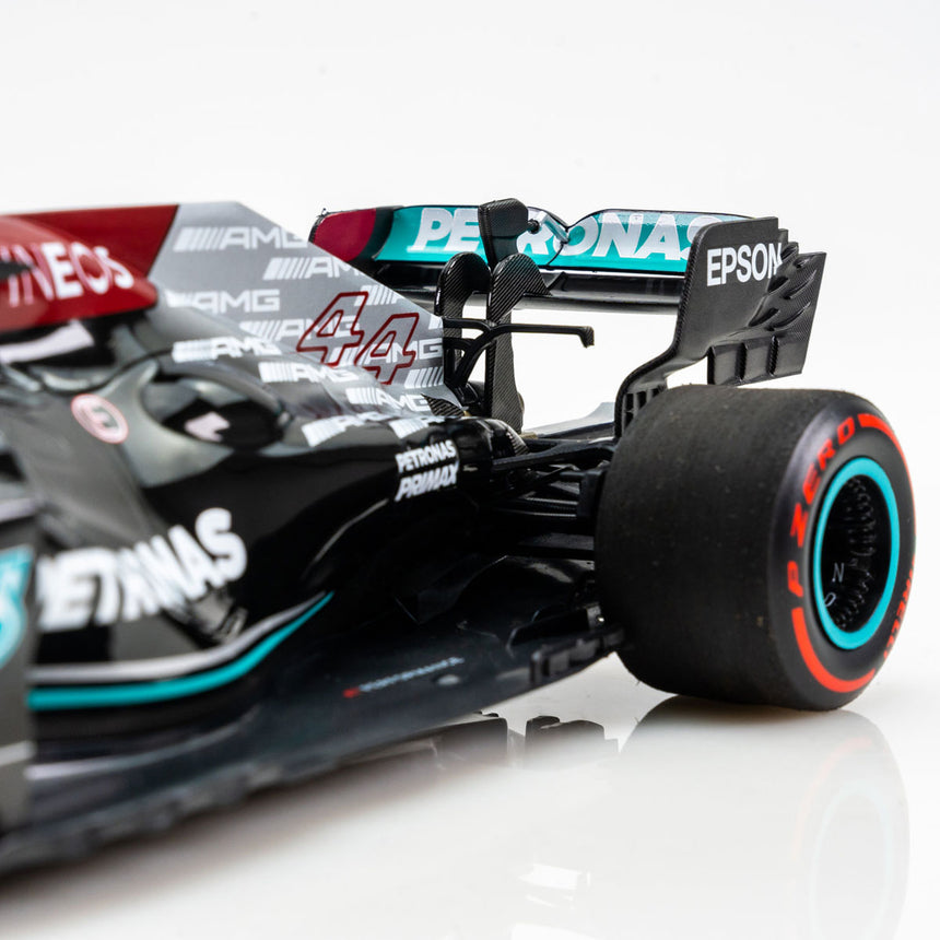 Minichamps 1:18 Mercedes AMG Petronas Lewis Hamilton Bahrain GP 2021 Limited Edition Model