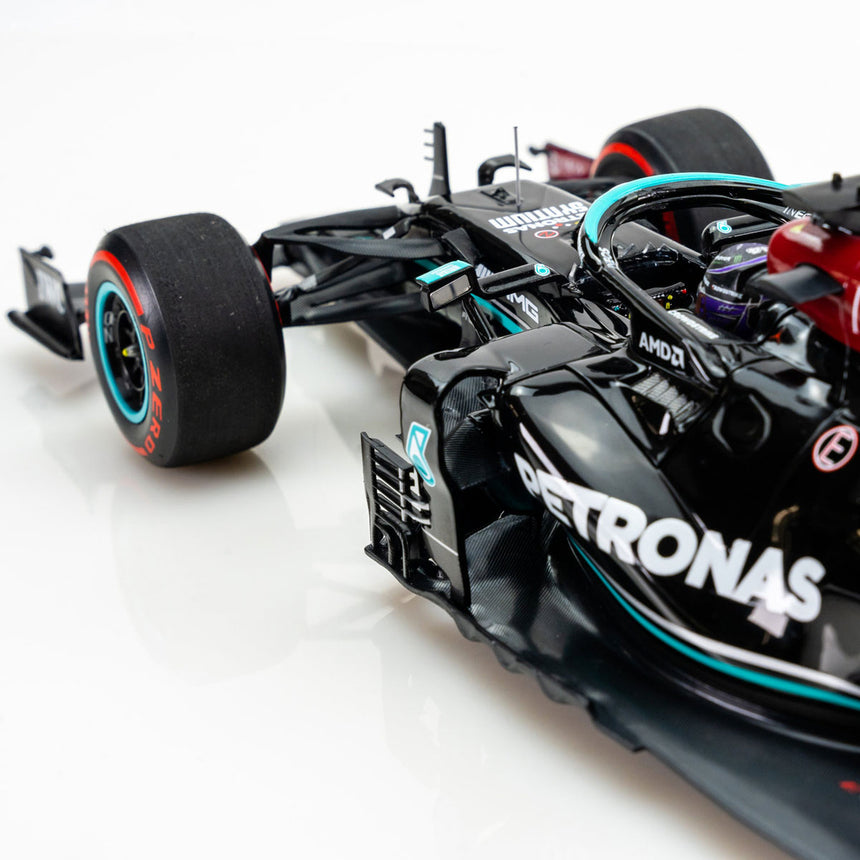 Minichamps 1:18 Mercedes AMG Petronas Lewis Hamilton Bahrain GP 2021 Limited Edition Model