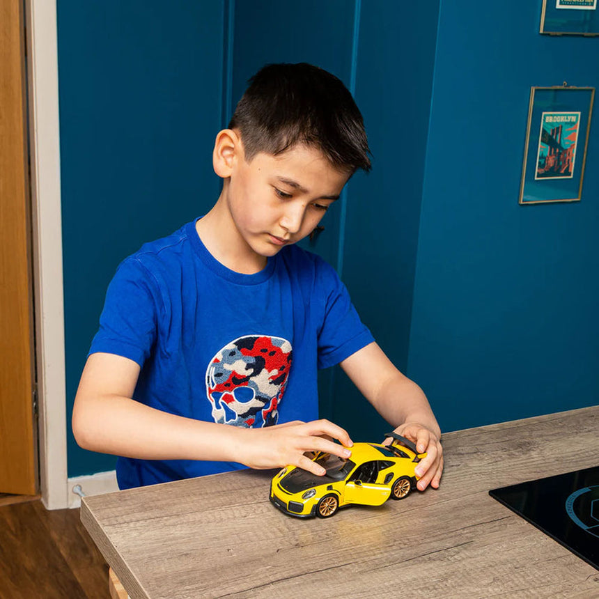 Maisto 1:24 Special Edition Porsche 911 GT2 RS Diecast Model Car